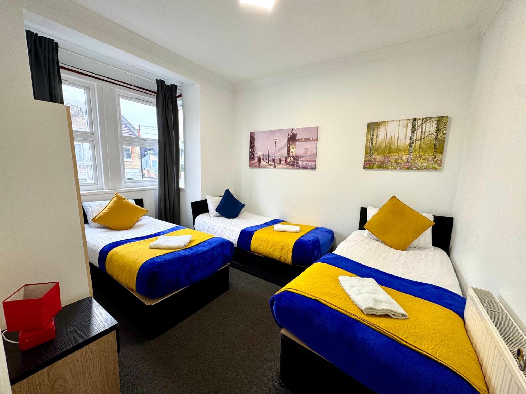 Case de vacanță 3 Bedrooms Spacious House, Separate Reception, 2 Full Bathrooms, Parking, Garden