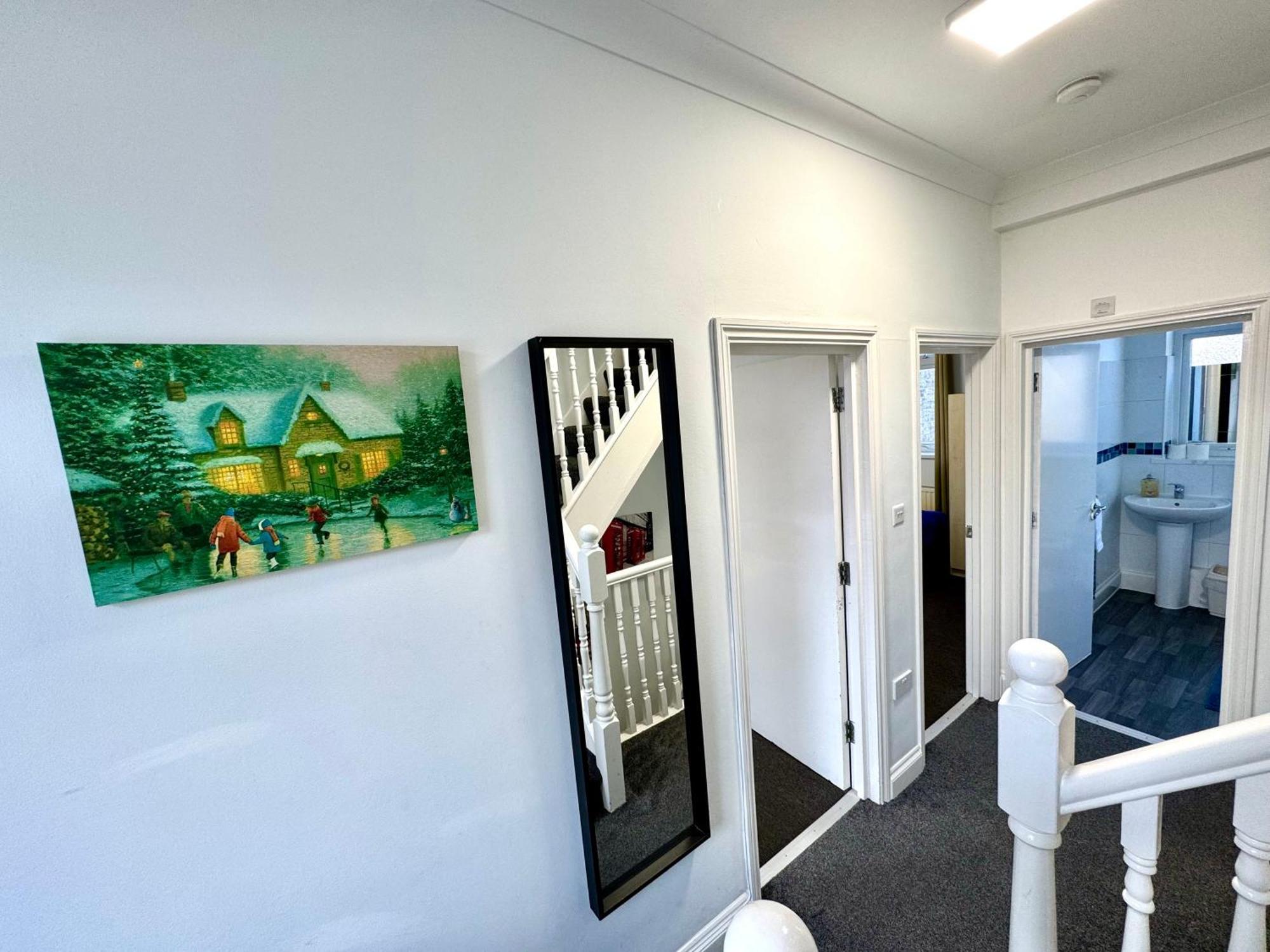 3 Bedrooms Spacious House, Separate Reception, 2 Full Bathrooms, Parking, Garden Case de vacanță *
