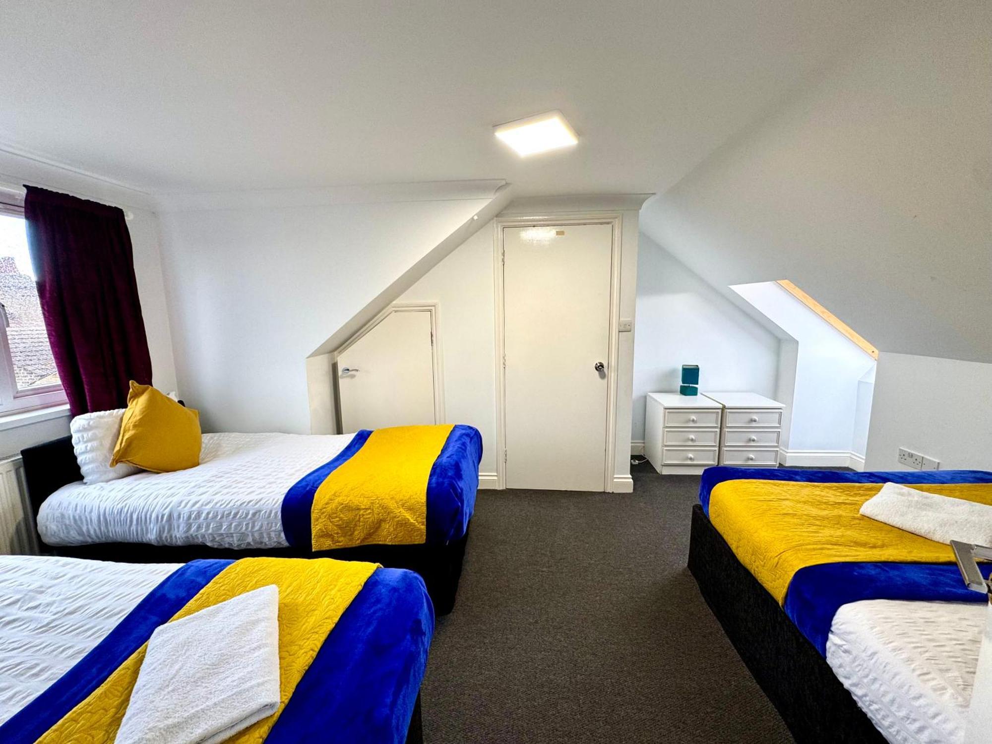 Case de vacanță 3 Bedrooms Spacious House, Separate Reception, 2 Full Bathrooms, Parking, Garden *