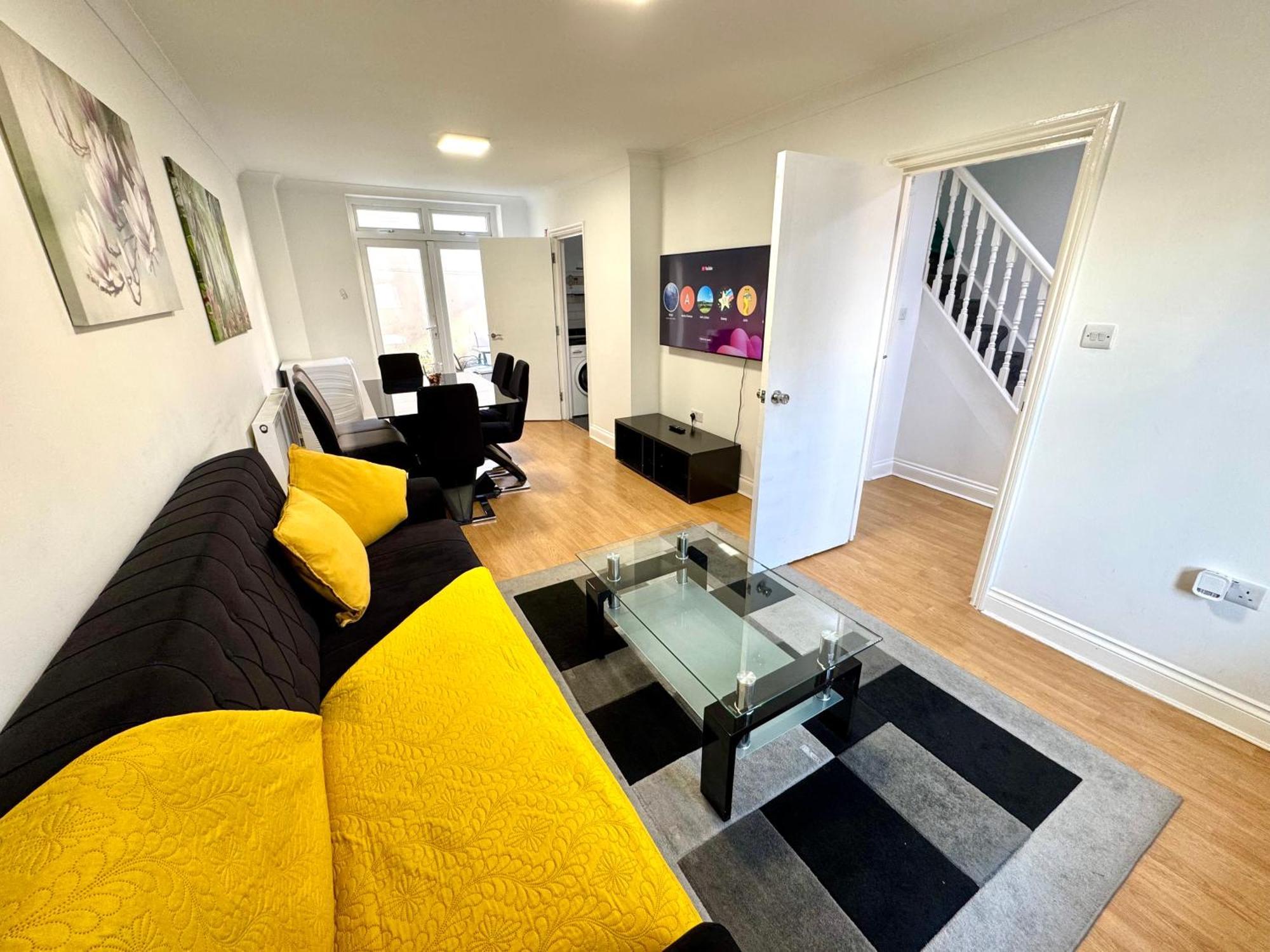 3 Bedrooms Spacious House, Separate Reception, 2 Full Bathrooms, Parking, Garden Case de vacanță Londra