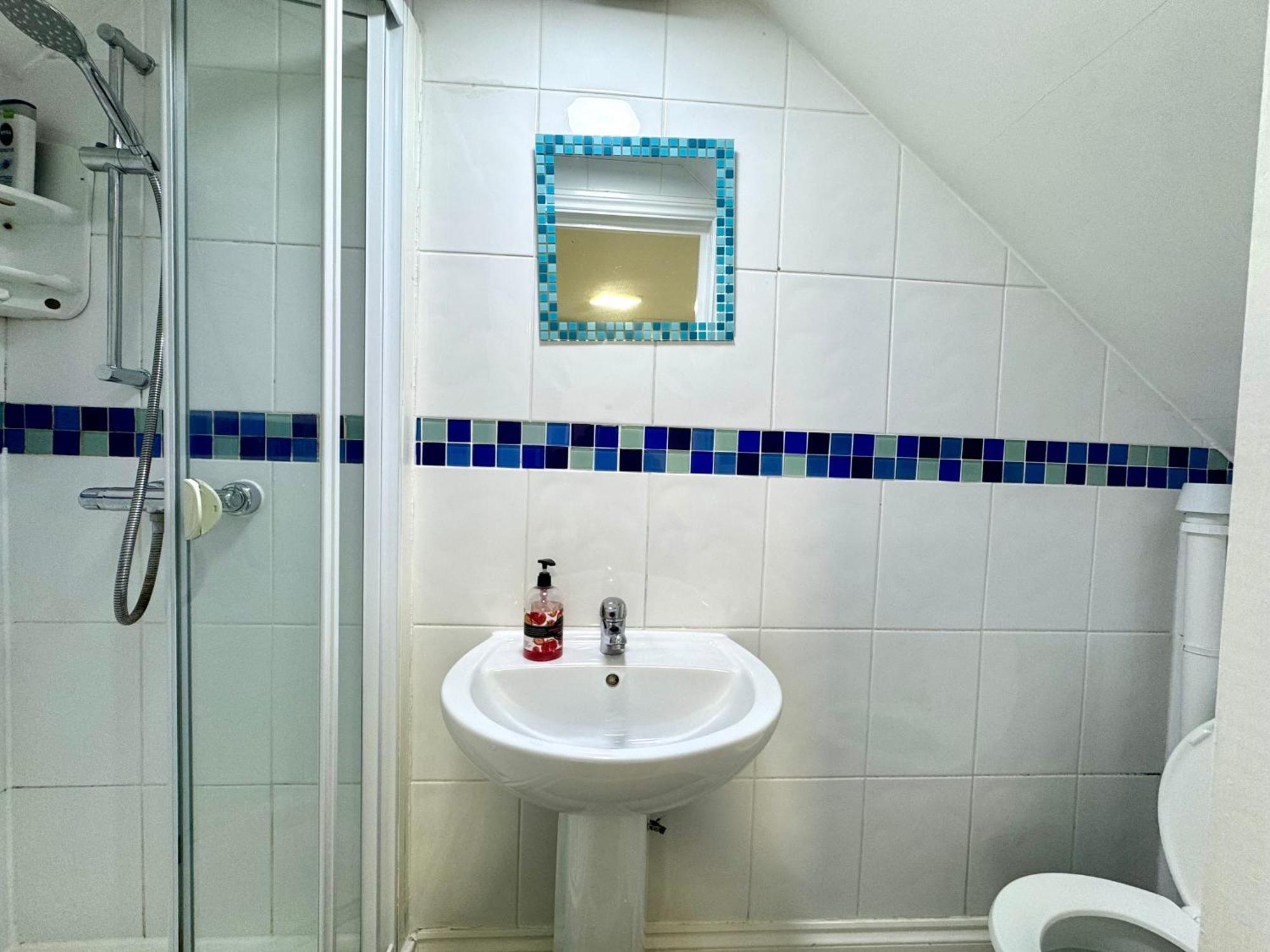 3 Bedrooms Spacious House, Separate Reception, 2 Full Bathrooms, Parking, Garden Case de vacanță *