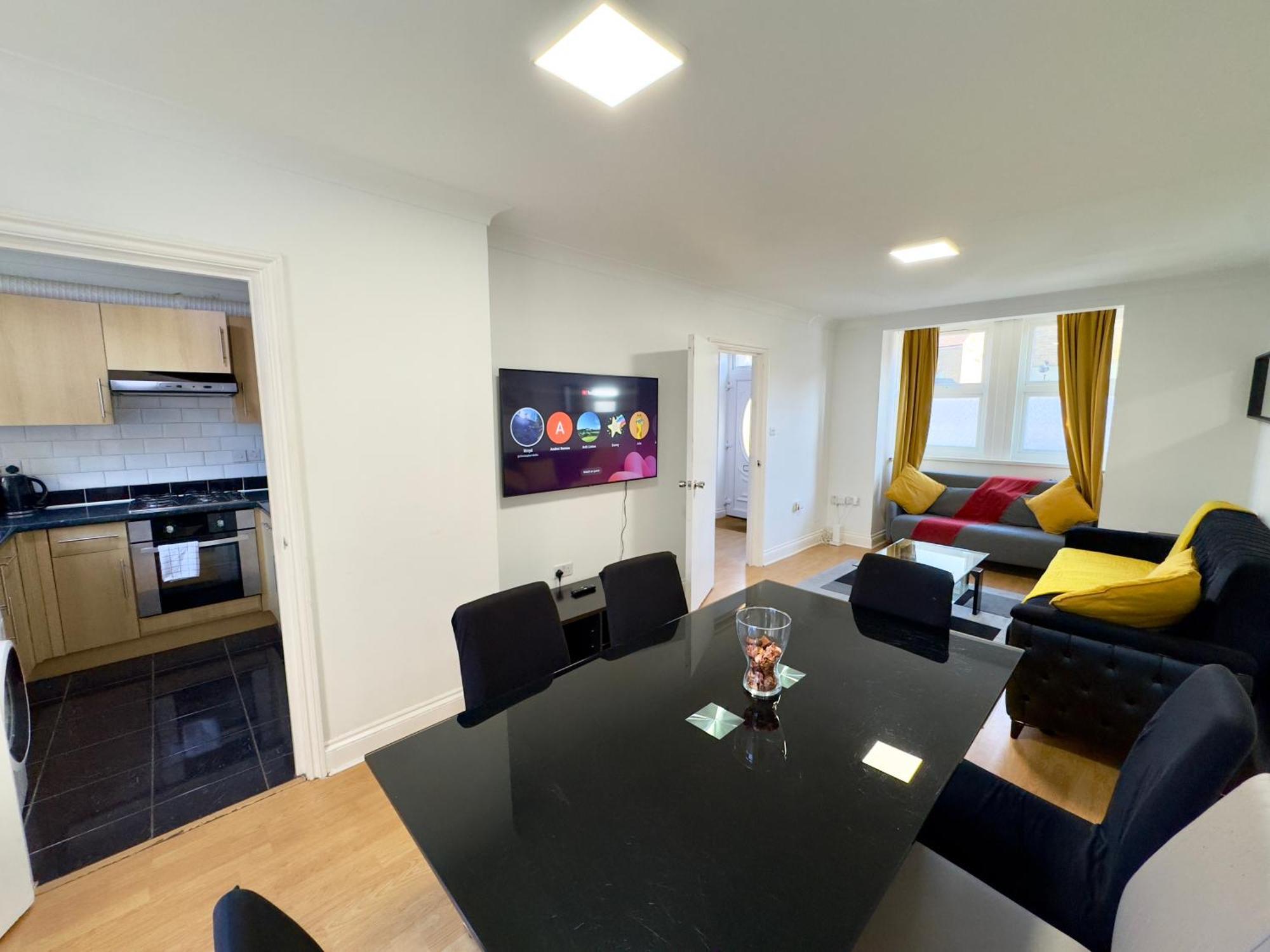 3 Bedrooms Spacious House, Separate Reception, 2 Full Bathrooms, Parking, Garden Londra